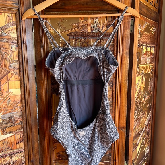 Vuori Grey Floral-Print One-Piece size Small - Picture 2 of 5